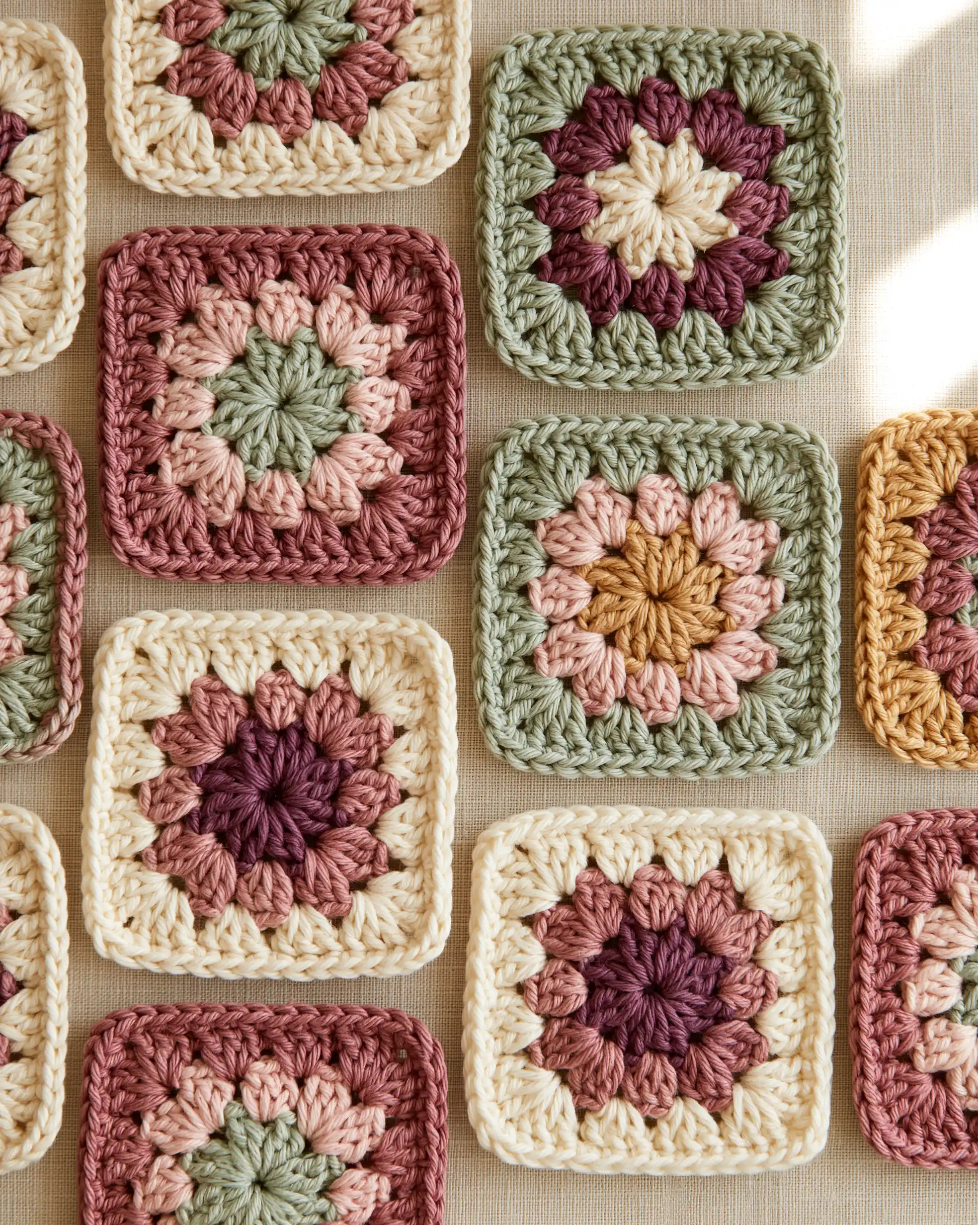 Moderne granny squares in zachte kleuren